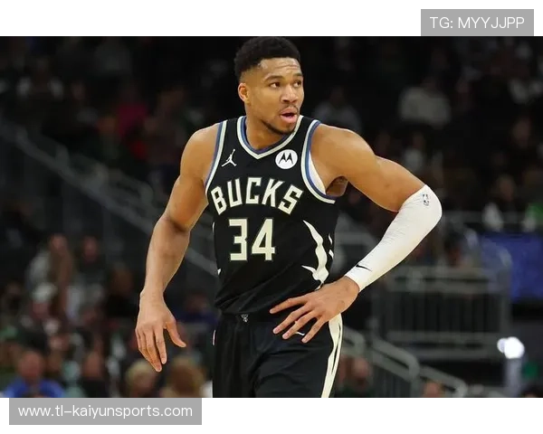 字母哥突破后对镜头竖起大拇指,意味深长